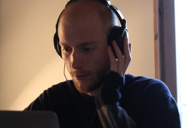 jeune homme avec casque sur les oreilles.