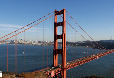 Pont rouge ciel bleu