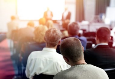 Personnes assises lors d'une conférence